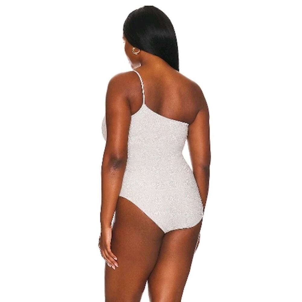 Good American 90s Hot Shoulder Size 6 (3XL) Silver One-shoulder 1 PC‎ Swimsuit - Picture 3 of 6